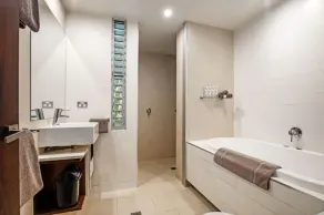 2 bedroom luxury apartment minutes from the beach. - Image 3