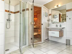This holiday home has a living space of 110 m², sleeps up to 6 people, two parki - Image 5