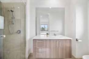 Spacious 5-Bed Home in Peaceful Point Cook - Image 5