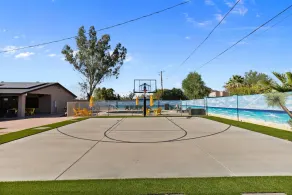This is it - Great Location -13 Beds - Pool - Gym - Image 2