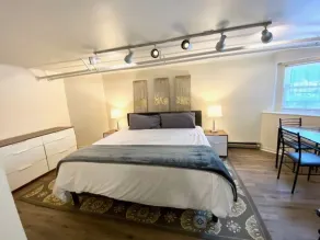 Walk to Wrigley/ Boystown -Chicago 3BR/2Ba Duplex-paid parking available! - Image 5