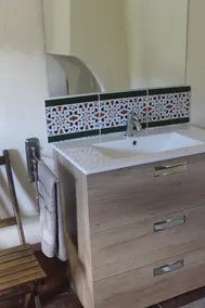 cabañas Casa La Nuez, amplios cuartos de baño, conexión Wi-Fi gratuita, terraza, piscina, jardín - Image 5