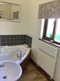 Ivy Barn Sleeps 4 with hot tub (2 Bedrooms) - Image 3