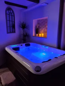 Jacuzzi privatif dans maison de village au calme - Image 2