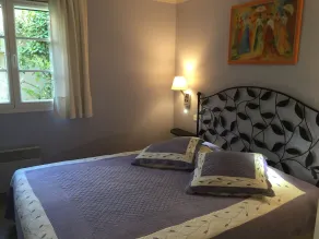 Comfortable villa with private landscaped garden, swimming pool - Image 5