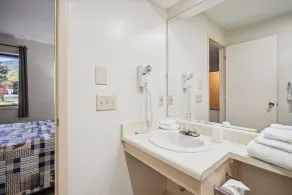 Cedarbrook Deluxe 1 bedroom Queen Suite with outdoor heated pool 102 - Image 4