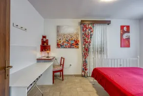 Charming apartment with balcony and pool - Image 5