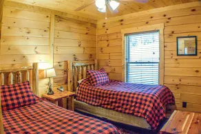 Nouvelle cabane en rondins avec ruisseau à truites: WiFi et bain à remous! - Image 5