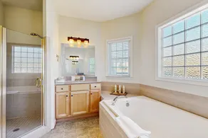 Peaceful lakeside retreat with hot tub, private pool, dock & paddle boards - Image 4