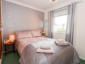 CHALET 12, family friendly, character holiday cottage in Hemsby - Image 4