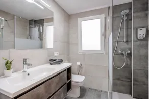Central and modern apartment with Parking and FREE WIFI  - Image 2