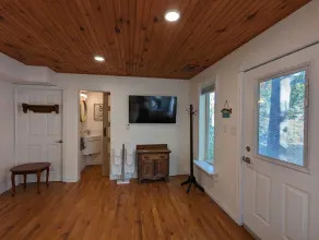All season Bedford Lake House with sunset views on Devil Lake - Image 4