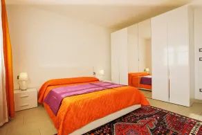 Godt vedligeholdt 3½-værelses lejlighed med have, balkon og smuk udsigt over søen - Image 4