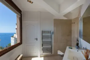 Luksus villa-lejlighed med panoramaudsigt over havet og lille privat have - Image 3