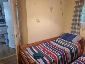 Villa Sleeps 4 with Free Parking - Image 5