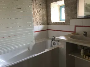 En un pueblo protegido, casa de entramado de madera con vistas a un valle arbolado - Image 3