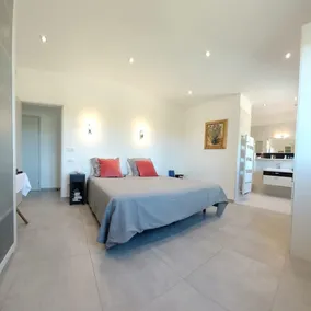 Panoramic villa with heated pool - Image 4