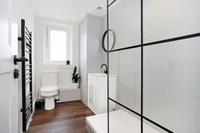 JOIVY Contemporary Royal Mile Apartment with Balcony - Image 2
