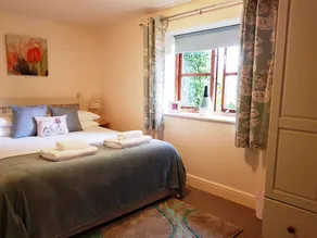 Perfect 2 bedroom pet-friendly family holiday home at Hawthorn Farm, Kent - Image 5