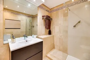 Apartment with sea views in Puerto Banus - Image 3