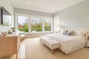 Bridgehampton on Private Cul-de-sac overlooking pond - Image 2