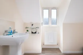 Perfect for contractors, families, 4 beds, parking - Image 3
