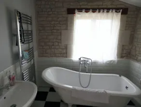 Beautifully restored farmhouse and grounds in the heart of a picturesque village - Image 3