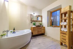 Villa 'Cascina Liebe Con Idromassaggio' com jardim privado, Wi-Fi e ar condicionado - Image 5