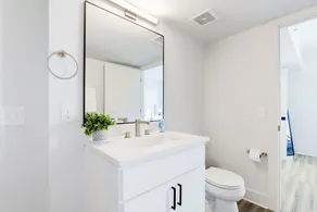 Luxury Apt: Pool & Gym, Near DC & Airport - Image 4