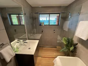 Quiet suburban four bedroom house near shops and RSL club with restaurant. - Image 3