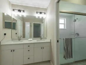 Naples Home Centrally Located Close To Beach & Restaurants - Image 4