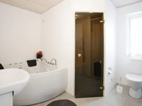 Luxury Spa Retreat by Sea - Image 4