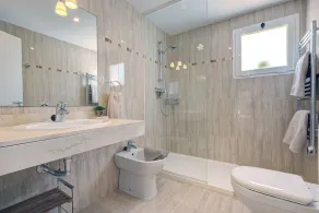 Ein modernes Penthouse (110 m2) mit Meer- und Poolblick, 3 Schlafzimmern und 2 Bädern - Image 2