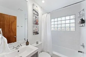 Light & Bright  4 Bed  Hot Tub  Patio  Private Parking and Yard Near OSU - Image 3