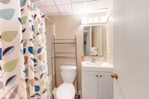 5th-floor mountain-view condo, easy access to the slopes free shuttle or walk - Image 2