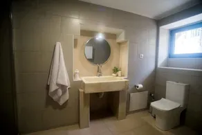 Two-storey recently renovated  garden house  . Family-sized  15' from the center - Image 4