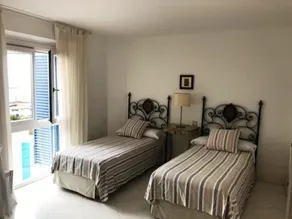 FANTASTICA CASA IN PRIMA LINEA DI MARINA SOTOGRANDE, A UN MINUTO DALLA SPIAGGIA. - Image 4