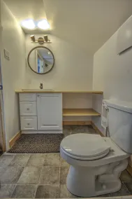 Cool & cosy retreat with private lake, paddleboard / kayaks, trails and firepit - Image 3