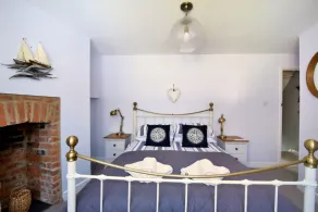 17 MILL GREEN, pet friendly, country holiday cottage in Lyme Regis - Image 4