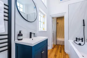 Cozy 3-bed Home Perfect for Business Groups - Image 3