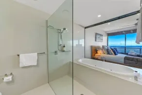 Sealuxe Central Surfer Paradise Spacious Deluxe Ocean View King Spa Apartment - Image 4