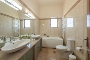 Une belle villa de bord de mer avec piscine privée et vue sur la mer indescriptible - Image 4