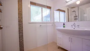 25 Elizabeth Crescent - Image 3