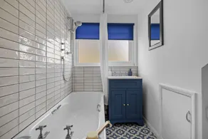 Comfortable 7-bedroom house with estuary views and parking - Image 2