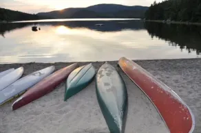 Stuga med privat 200 Yard Long Beach och utsikt över sjön, bergen och solnedgången - Image 5