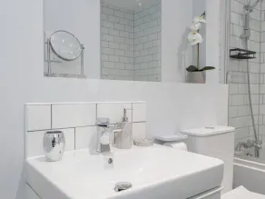 2br-sleeps4-citycentre-parking-rooftop - Image 4