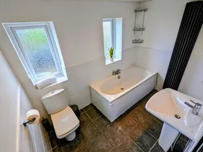 3 Bedroom-Maison-Confort-Salle de bain privée-Vue sur Jardin - Image 3