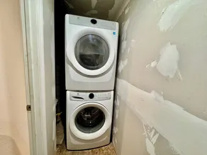 Natural Light 1 Bedroom In-Law Unit w/Washer/Dryer - Image 2