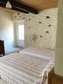 Bo i et tre etagers hjem fra det 16. århundrede i Provence-landskabet. - Image 4