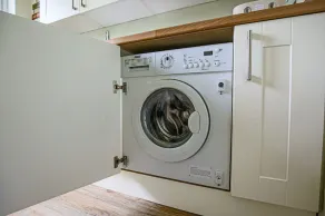 Cosy House- Sleeps 7 Centrally Located Free Parking, Fast WIFI Smart Tv with Sky and Netflix Business Travellers Relocators Leisure Welcome - Image 2